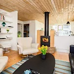 6 Person In Vaeggerlose Ferienhaus Bøtø By